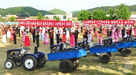 북한 농근맹 조직들, 개성시 장풍군 농장들에 트랙터 전달