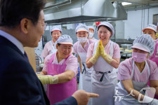 구내식당 직원들과 대화하는 이재명 대통령