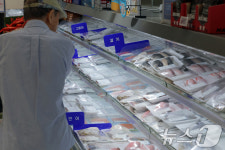 수산물 고르는 고객