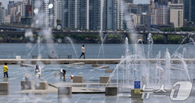 분수대에서 더위 식히며