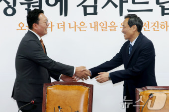 인사나누는 천하람 대표 권한대행과 우상호 정무수석