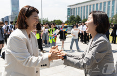 김재연 상임대표와 인사하는 손솔 의원