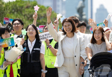 미소 띄우며 국회 향하는 손솔 의원