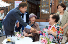 어르신들과 인사 나누는 정문헌 구청장
