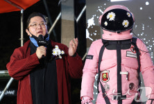 인사말 하는 최용호 갤럭시코페레이션 대표