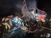 당진 주유소서 승용차가 관광버스 들이받아 화재…1명 숨져