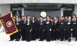 '당대표 출마 선언' 정청래, 현충원 참배