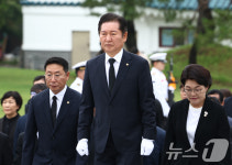 '당대표 출마 선언' 정청래, 현충원 참배