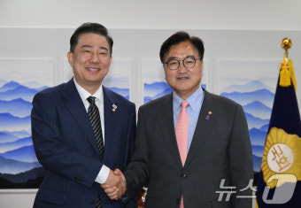 우원식 국회의장과 기념촬영 하는 김병기 원내대표