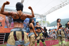 포즈 취하는 여성 소방관들, 내가 몸짱!