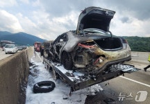 고속도로서 벤츠 싣고 달리던 트럭 화재…40대 운전자 화상