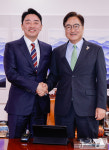 강훈식 비서실장과 악수하는 우원식 의장
