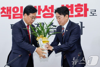 이재명 대통령 축하난 받는 송언석 원내대표