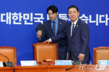 최고위 입장하는 김병기 직무대행