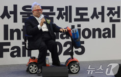 축사하는 렉스 하우 대표