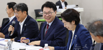 중소벤처기업부 업무보고 참석한 이한주 국정기획위 위원장