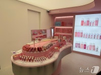 럭키비키 장원영이 떴다…어뮤즈 핑크 하우스 인산인해