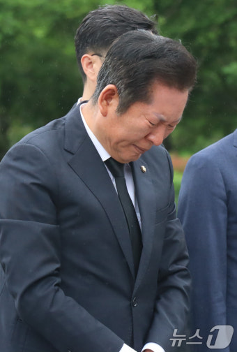 노무현 전 대통령 묘역 찾은 정청래 의원