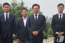 정청래 의원, 봉하마을 찾아 노무현 전 대통령 묘역 참배