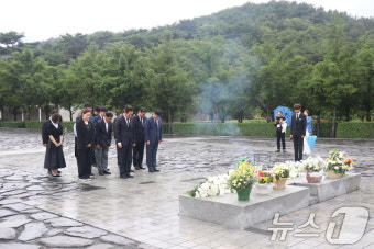 정청래, 노무현 묘역 참배 후 약속 잘 하겠습니다 전해져