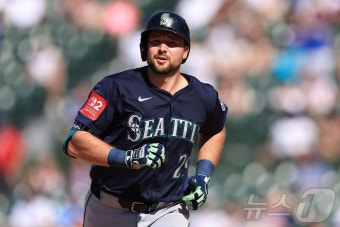 MLB 시애틀 롤리, 가장 먼저 30홈런 '쾅'…2위 저지와 3개 차