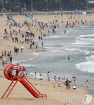 [뉴스1 PICK]‘물놀이 시즌이 왔다’ 빠르게 개장한 해운대 해수욕장에 발걸음 이어져