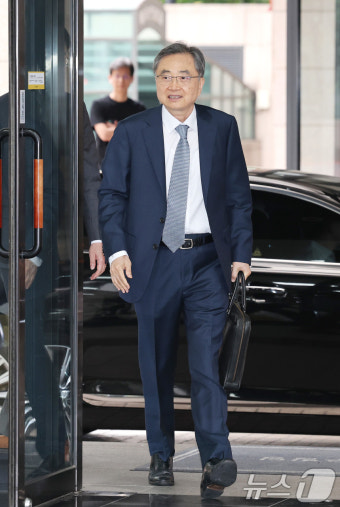 출근길 나서는 조현 외교부 장관 후보자