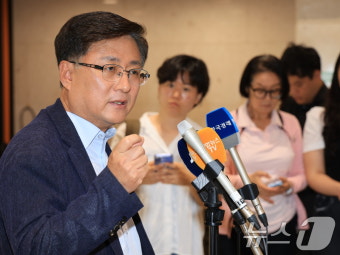 취재진 질문에 답변하는 김성환 환경부 장관 후보자