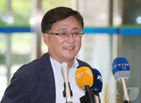 취재진 질문 받는 김성환 환경부 장관 후보자