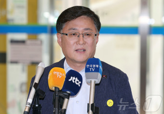 질문에 답하는 김성환 환경부 장관 후보자