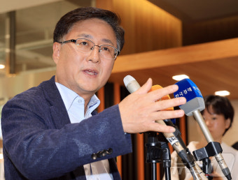 질문에 답하는 김성환 환경부 장관 후보자