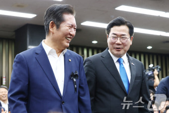 손 잡고 입장하는 박찬대·정청래