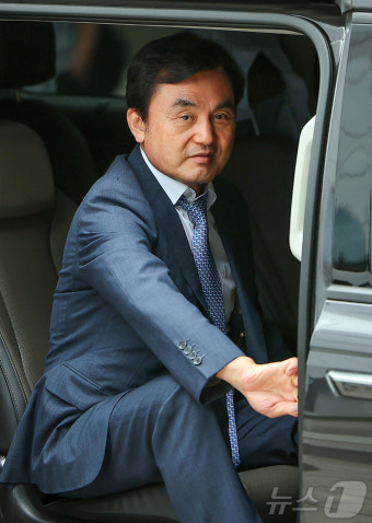 차량에 탑승하는 안규백 국방부 장관 후보자