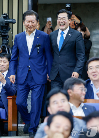손잡고 입장하는 정청래·박찬대