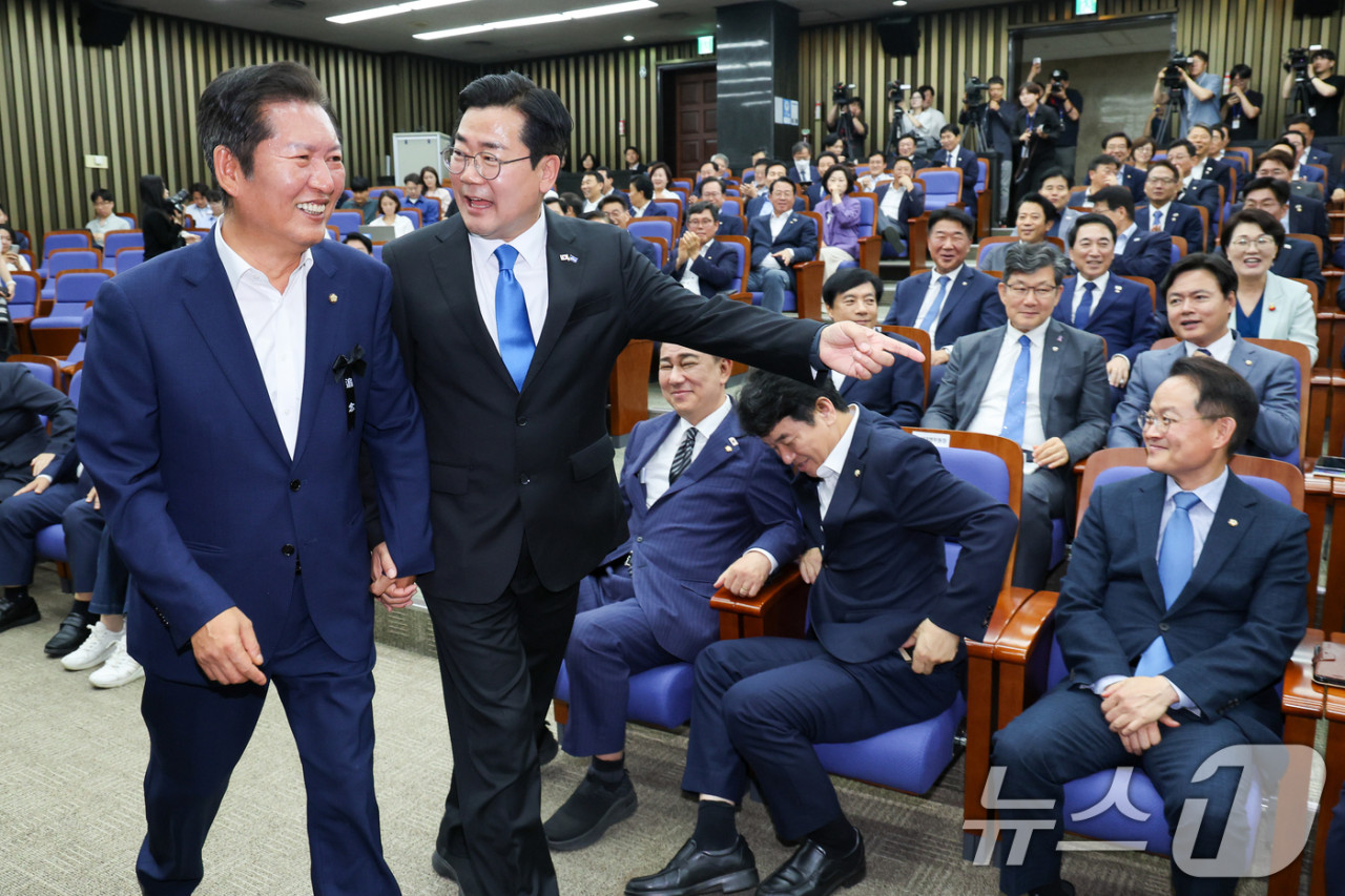 정청래 vs 박찬대, 첫 TV토론에서 열띤 논쟁