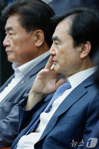 생각에 잠긴 안규백