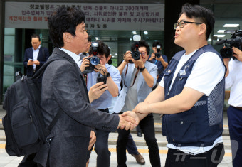 금속노조 조합원과 대화하는 김영훈 장관 후보자