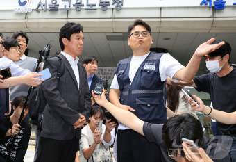금속노조 조합원과 대화하는 김영훈 장관 후보자