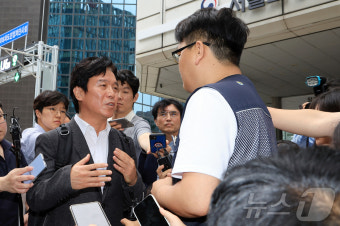 김영훈 장관 후보자, 금속노조 조합원과 대화