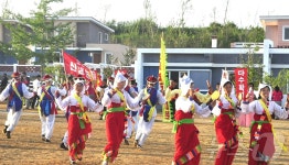 흥겨운 공연과 춤판 열린 北 청단군 신생농장…새집들이 경사