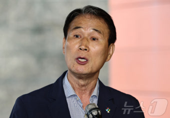 질문에 답하는 권오을 국가보훈부 장관 후보자