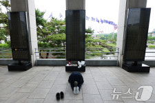 75년 흐른 6·25전쟁…절하는 참전용사 유가족