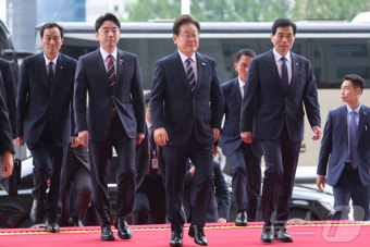 국회 본청 들어서는 이재명 대통령