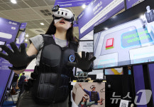 VR 햅틱 웨어러블 기술 선보이는 비햅틱스