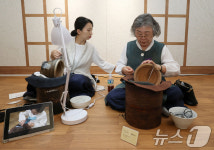 시연하는 탕건장 보유자 김혜정