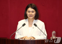 첫 본회의서 인사말 하는 손솔 의원