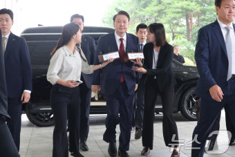 윤석열 전 대통령, 내란특검 대면조사 출석