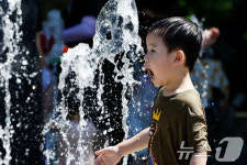 폭염특보에 체감 35도 찜통더위…최대 40㎜ 소나기까지 [내일날씨]