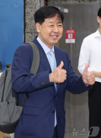 구윤철 경제부총리 겸 기획재정부 장관 후보자, 카메라 보며 엄지 척!
