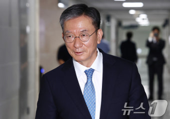 출근하는 정성호 법무부 장관 후보자